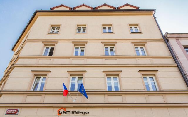 Отель Le Petit Hotel Prague Чехия, Прага - 9 отзывов об отеле, цены и фото номеров - забронировать отель Le Petit Hotel Prague онлайн вид на фасад