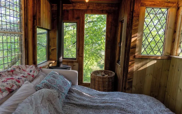 Treehouse Cabin Wilderness Escape