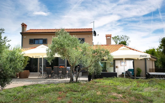 Olive Garden Paradise with Swimming pool