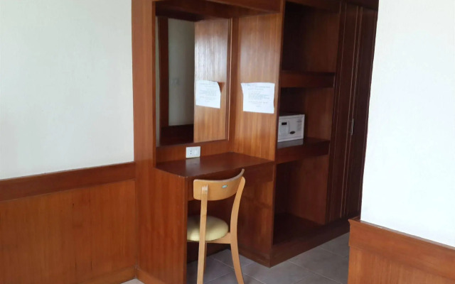 Black & White Guesthouse & Minimart