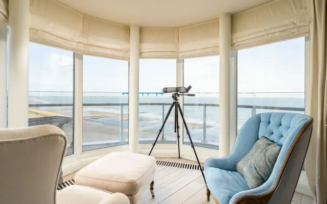Stunning Penthouse With Free Parking and sea View