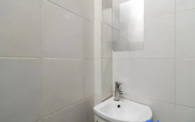 Urbanview Hotel Bizhome Artha Gading Boulevard by RedDoorz