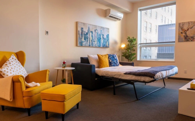 Comfy DT Loft w Parking Rooftop Patio BBQ Gym