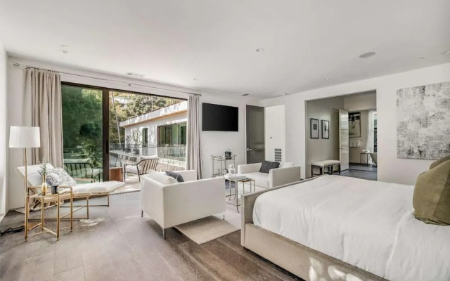 Laurel Canyon - Architectural Modern Estate With Pool & Landscaped Garden