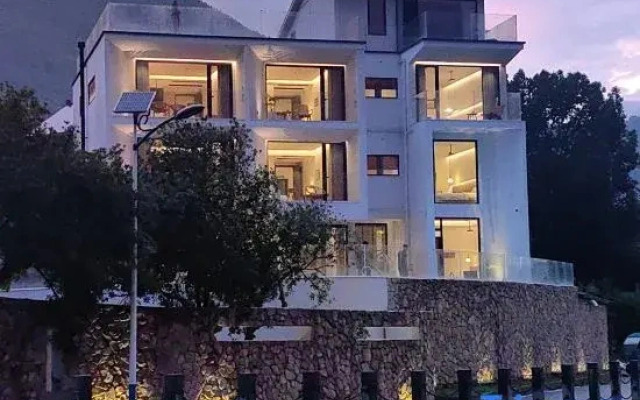 Lotus Mountain Hotel
