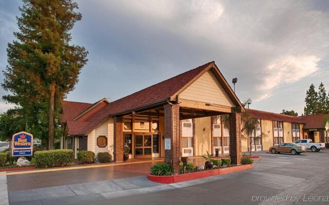 Отель Best Western Town & Country Lodge вид на фасад