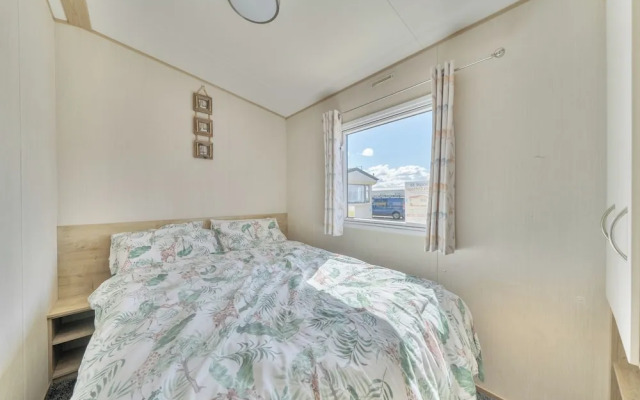 Sleeps 8 - Communal Spa Access - Parking