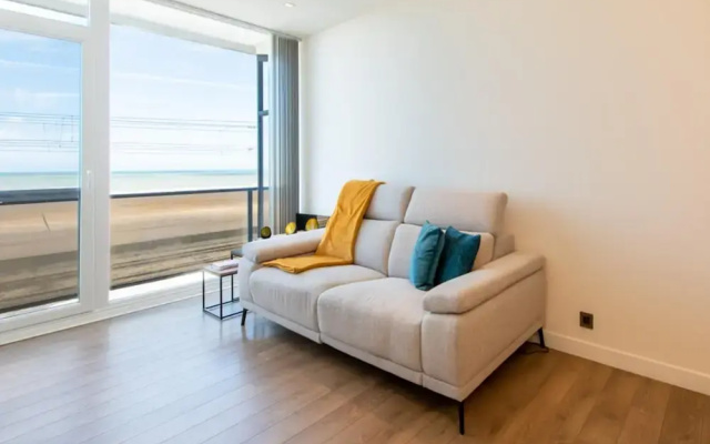 Apartment With Frontal sea View in Raversijde