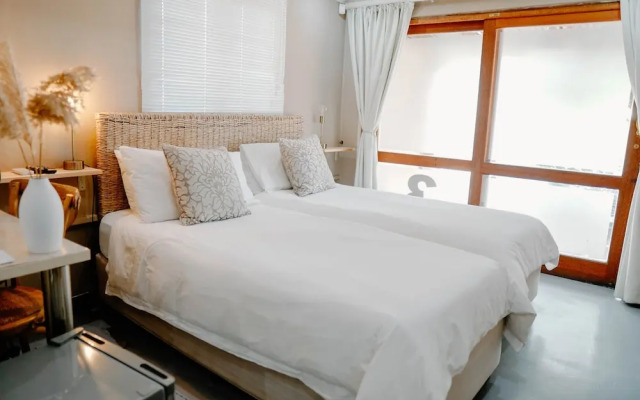 Lighthouse Guesthouse & Cafe