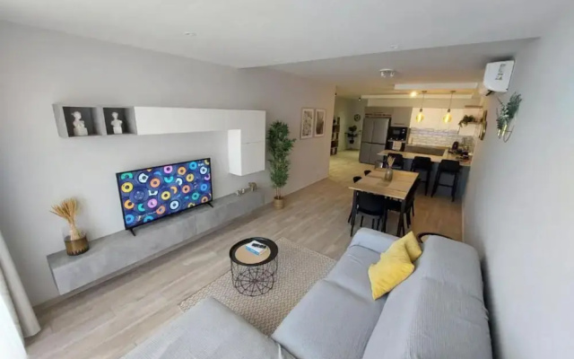 Modern 3BR Apt With Large Balcony