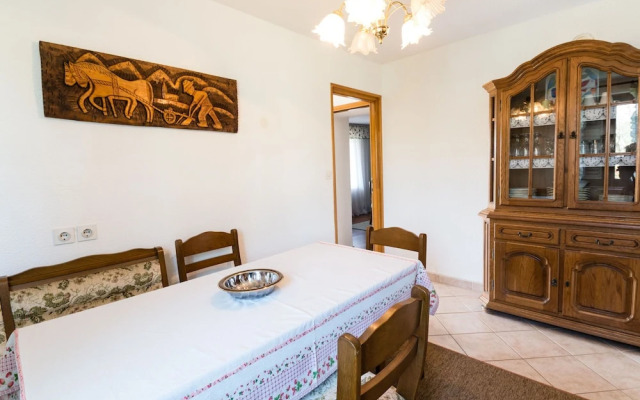 Five Bedroom Holiday House & Pool near Kanegra Beach