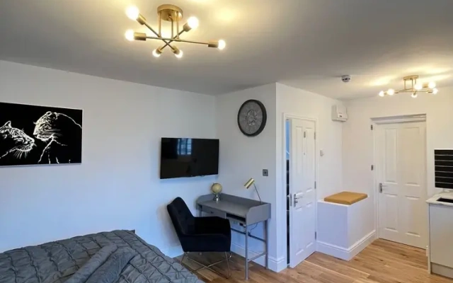 Cozy London Apartment , 2 Minutes to Tube!