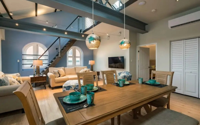 NEW The Yellow House - Renovated Monumental Penthouse