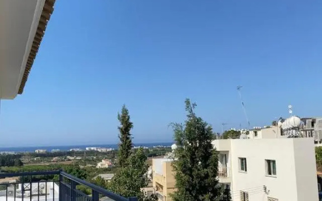 Retro n’ Boujee 1BR Apt with Pool and Balcony