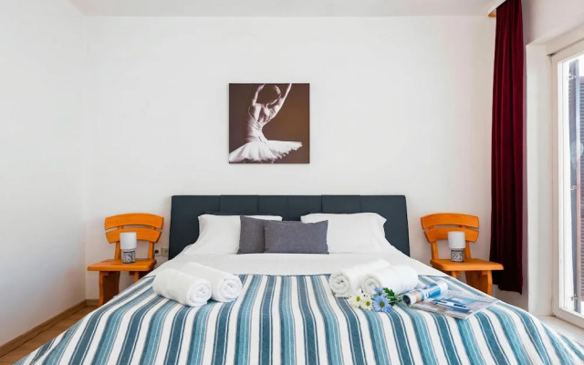 Spacious 2 Bedroom Apartment With Balcony