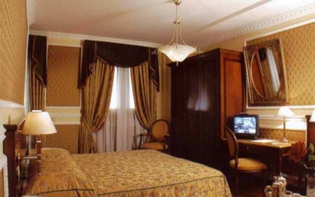 Champagne Palace Hotel сейф в номере