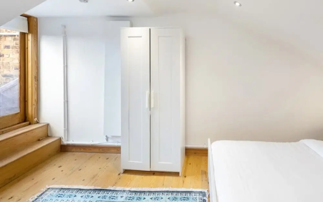 Modern & Cosy Three Bedroom Apartment in Queen's Park