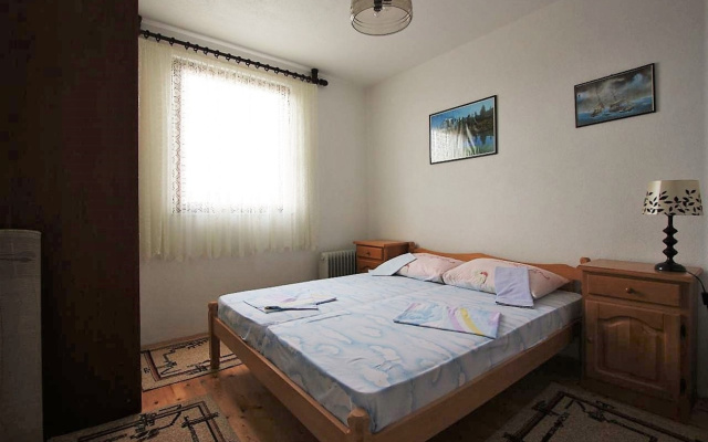 Apartment Šera - 50 m from beach: A2 Pisak, Riviera Omis
