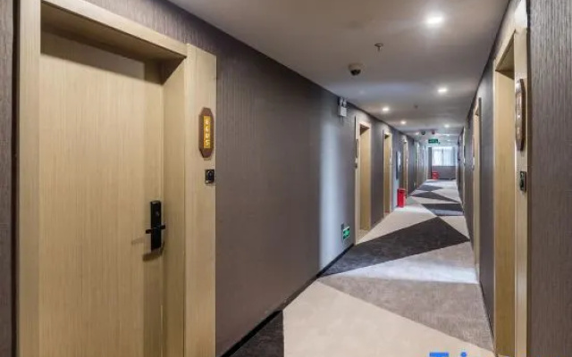 Feiyue Hotel (Shanghai University Jiading North Subway Station)