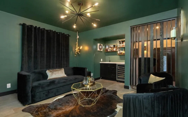 Hidden Valley Pl - 90210 Villa With Canyon Views and a Large Private Backyard