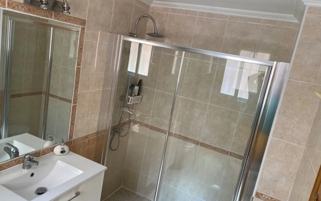 Apt - Sleeps 4 - Balcony - Communal Pool