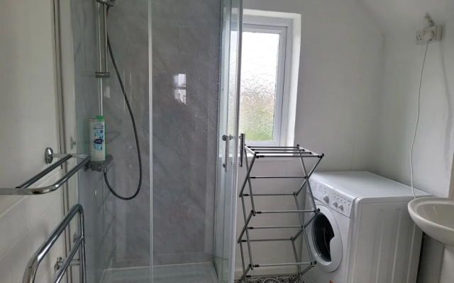 Apartment - Sleeps 2 - Parking - Near Station