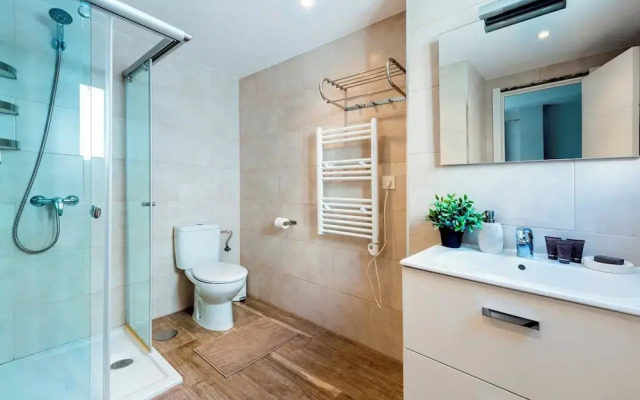 Cozy 1 BD Apartment in Perfect Location Albareda II