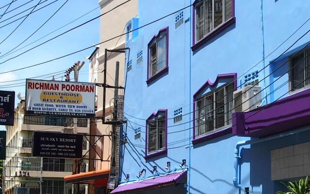Отель Richman Poorman Guesthouse вид на фасад