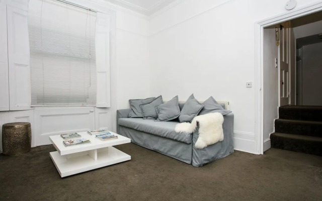 2 Bedroom Flat Accommodates 6 in Canonbury