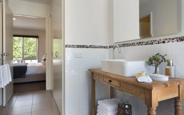 Boatshed Villa Yellow Door