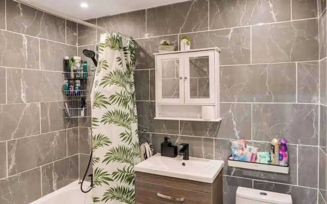 London - Flat - Garden Access - Sleeps 3 - Parking