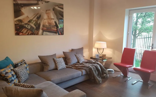 Hanger Lane Apartments (Peymans)
