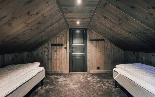 Modern Mountain Cabin - Outdoor Hot Tub - 8 Beds