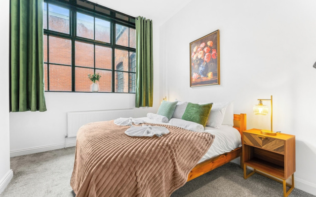 2 Double Beds - Sleeps 4 - Parking - Wifi