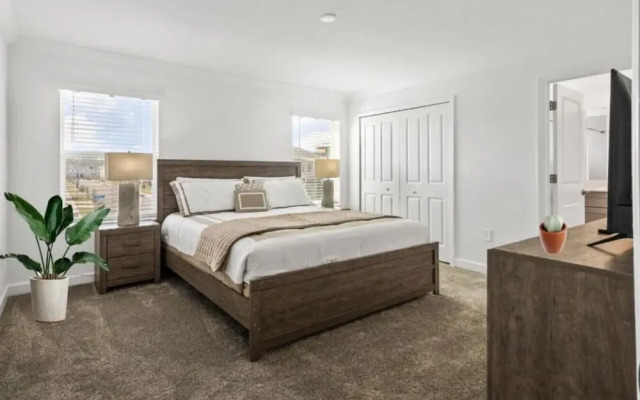 NEW King Bed Disney Contemporary Townhouse