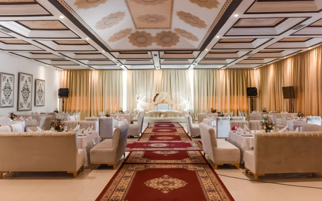 Dwo Mira Palace