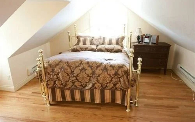 Mill Creek Manor B & B