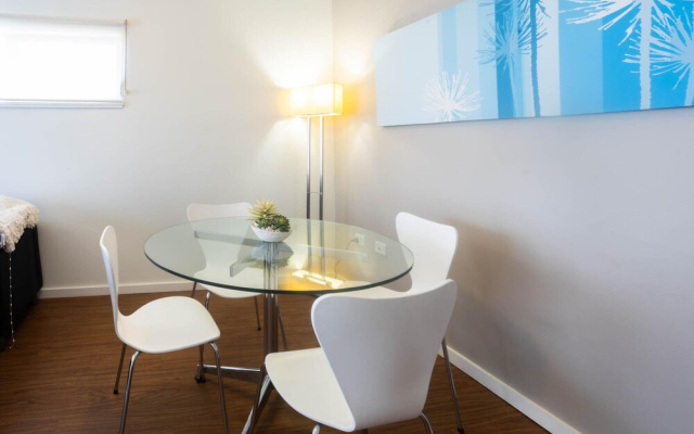 Lovely 2BR Apartment in West Perth With Parking!