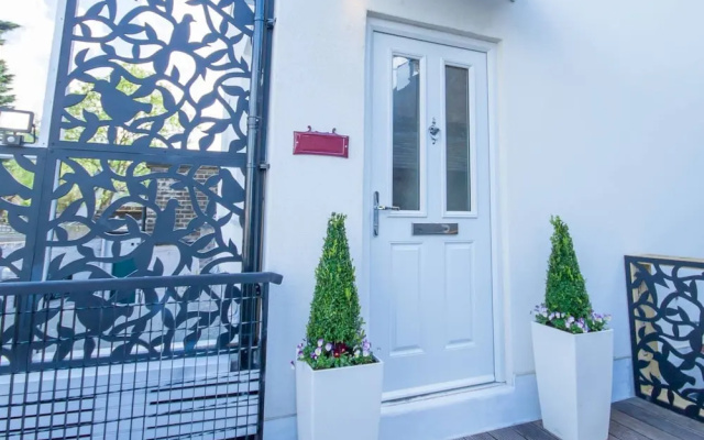 Stunning Split Level Spacious Studio Flat