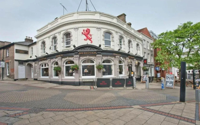 OYO The Red Lion Hotel