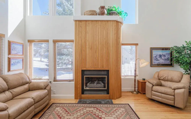 3BR Townhome w/ Mountain View & Balcony