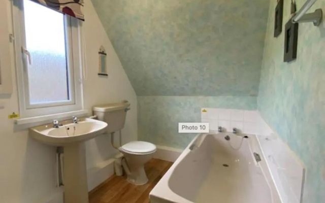 Trevithick Cottage Sleeps 6, Dog Friendly, Parking
