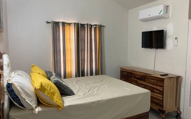 Sleeps 4 With Free Parking, 15-min to Beach
