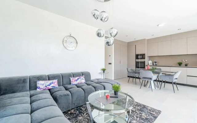 Apartment in Roses Near the Beach & Pool