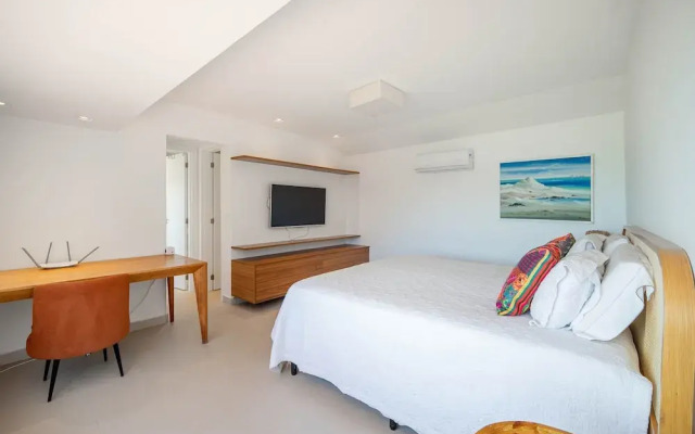 Bz77 Beachfront house with 4 suites!
