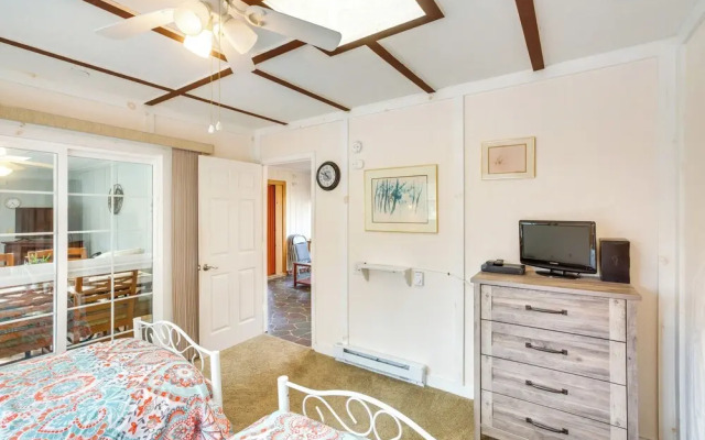 Dog-friendly Newland Cabin w/ Deck + Lake Access!