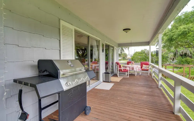 Docks + Balcony: Peaceful River Abode in Dunnellon