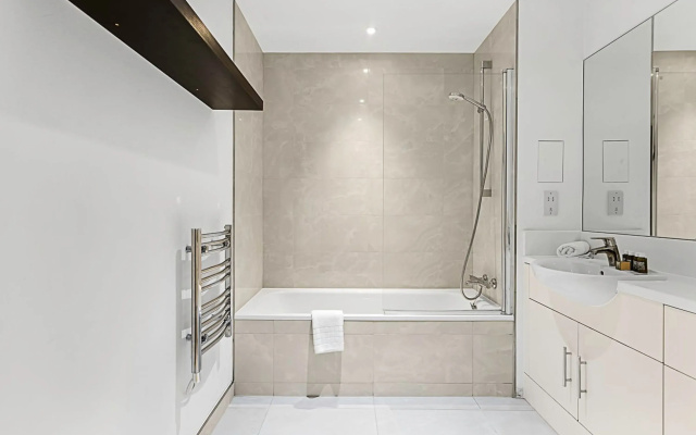 Stylish Flat In Battersea Reach