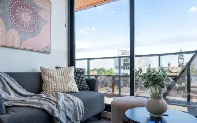 Modern 2B Apt with Views Near Swinburne University