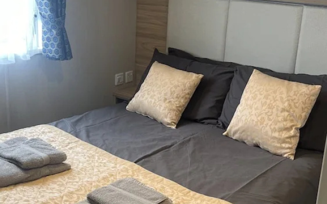 Cosy 3-bed hot tub Lodge in Pr3